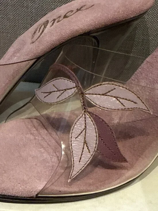 Sz 6 Womens Dusty Rose Suede & Clear Vinyl Open-Toe Heels With Embroidered Leaf - Picture 3 of 7